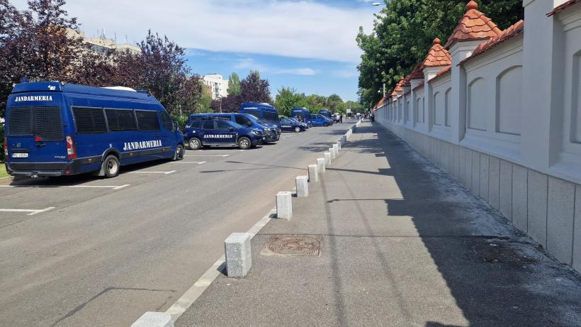 Funeraliile unui președinte: de la „fi-ți-ar țărâna de plumb” la „o să trăiești aievea Comandante” 18966253