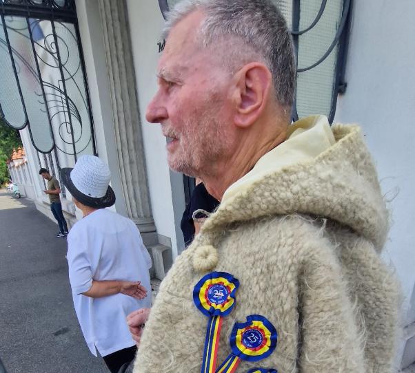 Funeraliile unui președinte: de la „fi-ți-ar țărâna de plumb” la „o să trăiești aievea Comandante”