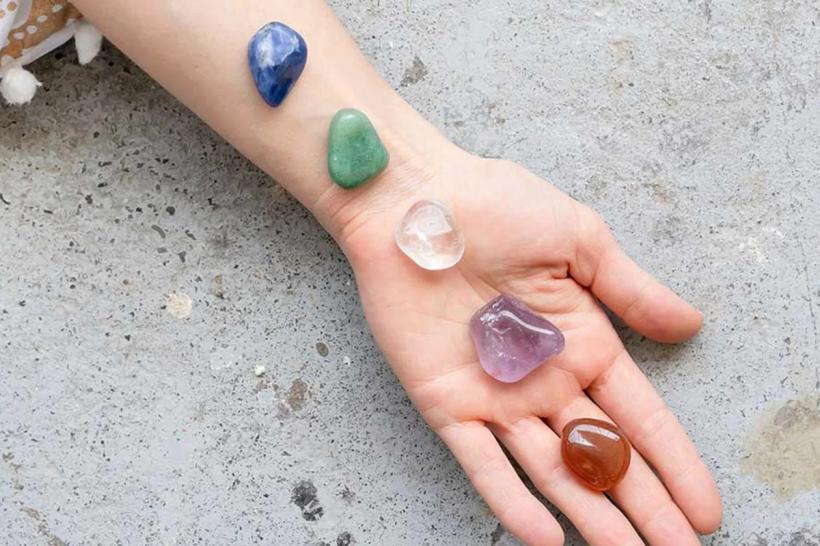 Înțelegerea beneficiilor terapiei cu cristale și cum funcționează aceasta