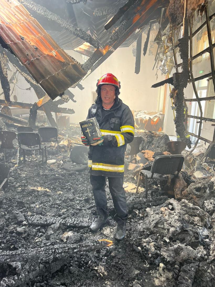 Minune la Strehaia! Pompierii au găsit o biblie neatinsă de flăcări după un incendiu care a afectat o casă și o biserică