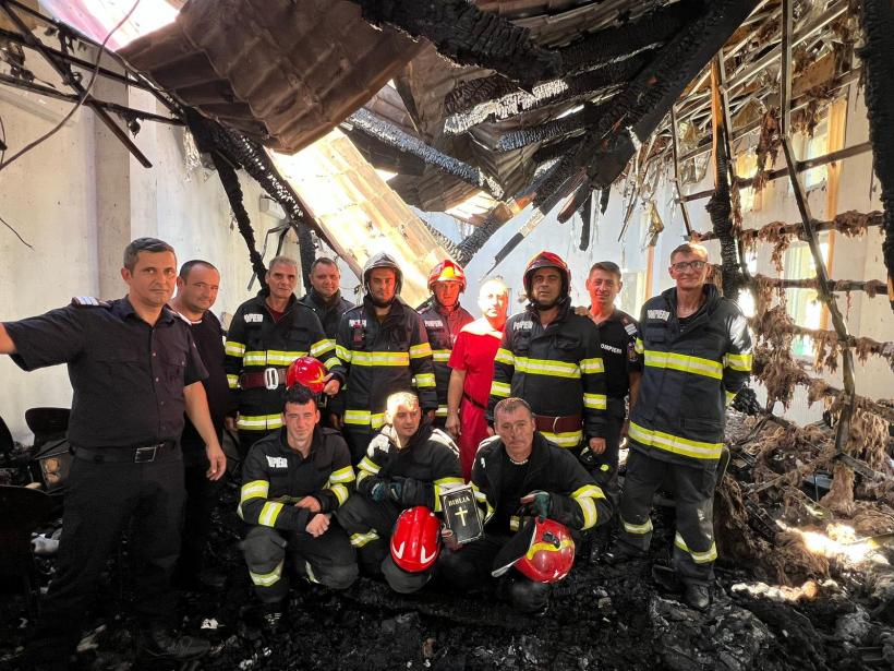 Minune la Strehaia! Pompierii au găsit o biblie neatinsă de flăcări după un incendiu care a afectat o casă și o biserică 18966654