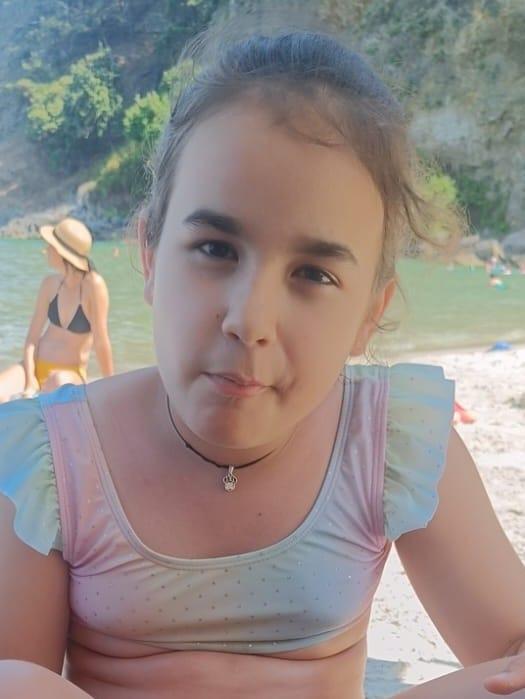 O fetiță de nouă ani a dispărut de pe o plajă din Năvodari. Polițiștii cer ajutorul populației