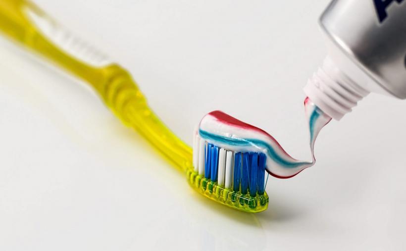 Secretele pastei de dinți. 12 utilizări ingenioase pentru casa ta