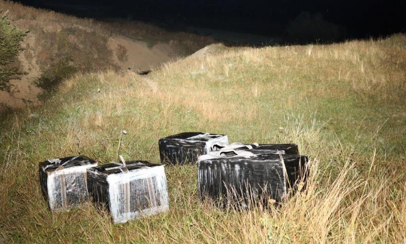 Focuri de armă în apropierea frontierei. Polițiștii români au confiscat țigări de contrabandă 18966678
