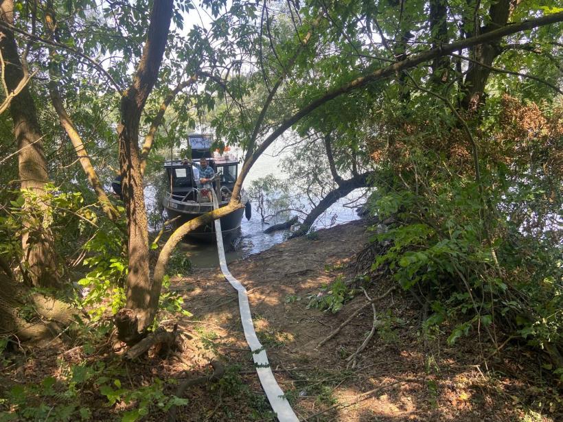 Pompierii militari continuă eforturile pentru stingerea incendiului din Delta Dunării, aflat în a opta zi 18966827