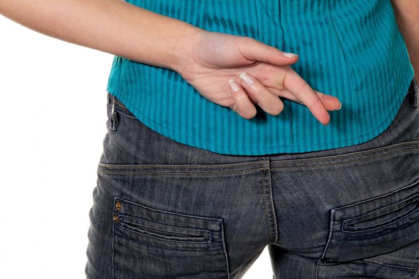 13 Semne subtile că cineva te minte – Cum să devii un „detector uman de minciuni”