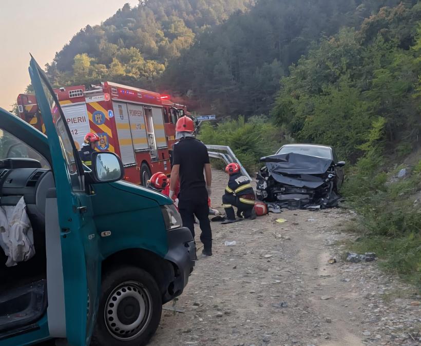 Accident grav în Mehedinți, cu polițiști de frontieră. Două persoane au murit, alte două sunt rănite 18967082