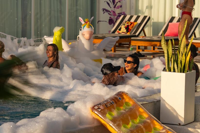 Seara tensionată de la bonfire a captat atenția celor de acasă într-o ediție Insula Iubirii, lider de audiență! Diseară, petrecerea din vila băieților va fi întreruptă de sosirea lui Radu! 18966987