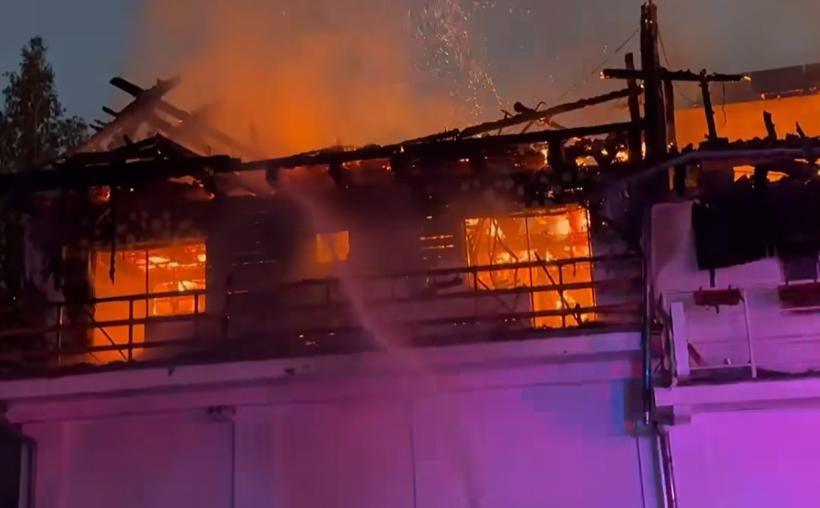 Arde Popasul Haiducilor din Petroșani