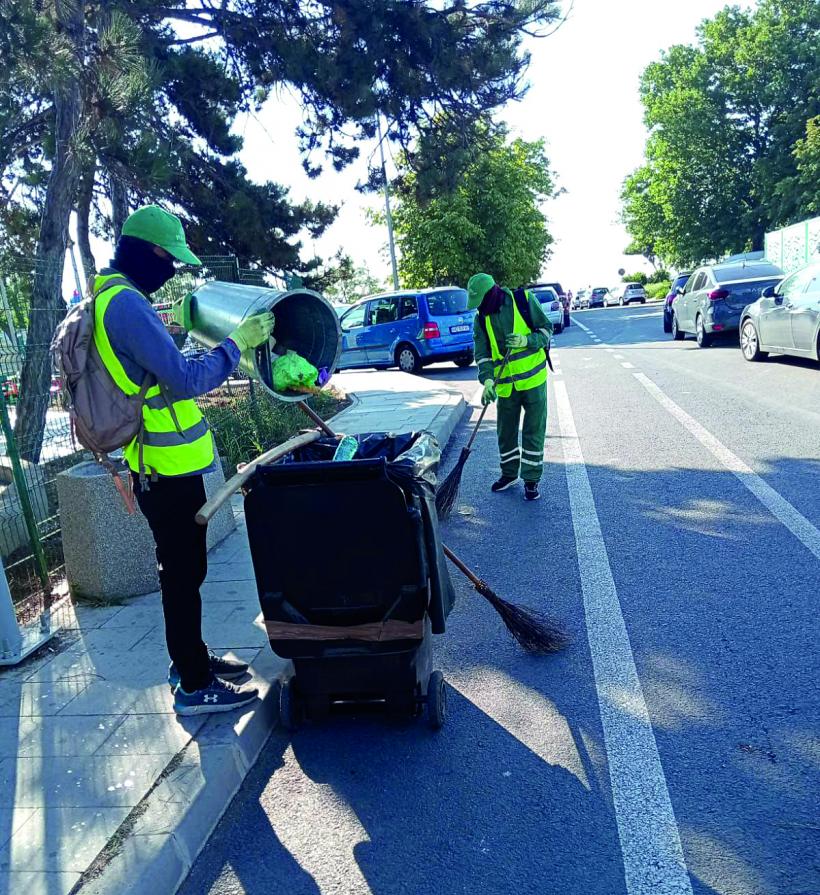 Mangalia și stațiunile sale se îneacă în gunoaie