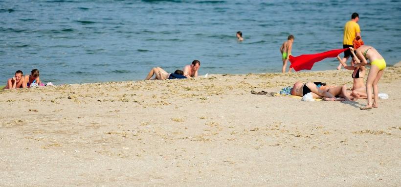 De ce sunt mai puțini turiști pe litoral? Ministrul Economiei: Unii s-au obișnuit să primească din partea statului ajutor