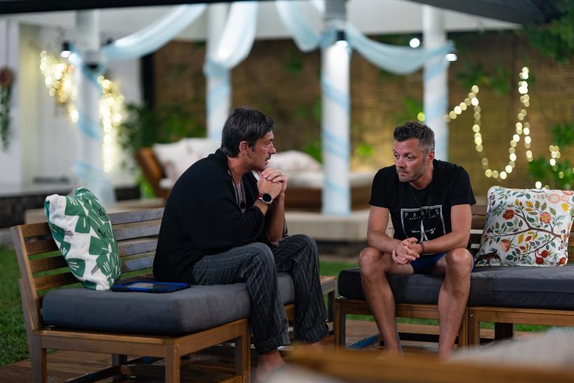 Semnele de întrebare și tensiunea au acaparat vila băieților, aseară, într-o ediție lider detașat de audiență, la Insula Iubirii! Diseară, trăirile se aprind tot mai puternic la o nouă ceremonie a focului 18967165