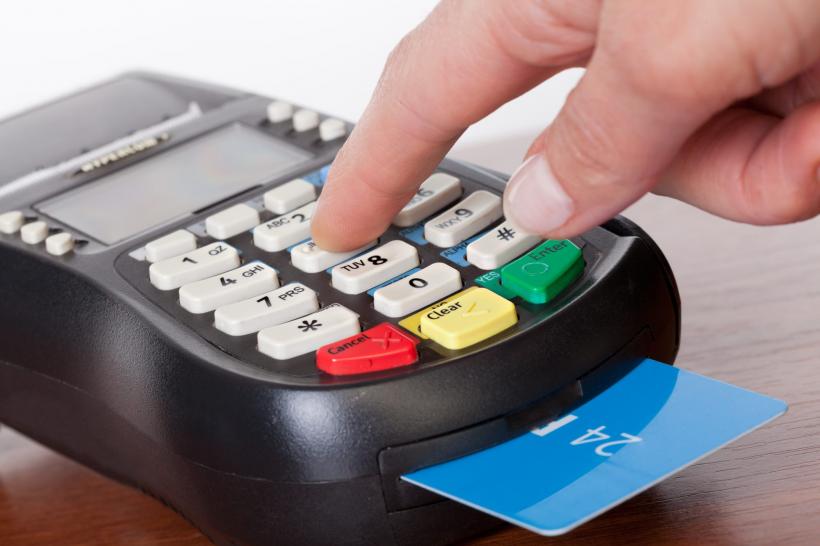 Noi măsuri fiscale. Obligația acceptării plății cu cardul se extinde la toate magazinele