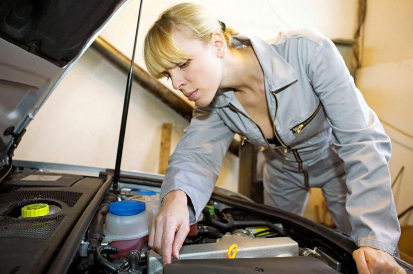 14 Greșeli de întreținere auto care îți distrug mașina și îți golesc portofelul – Cum le eviți