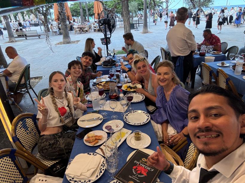 Ilinca Gheorghiu, vacanță alături de colegii din Ana, Mi-ai fost scrisă în ADN: ”Am intrat în mare îmbrăcați și râdeam cu lacrimi”