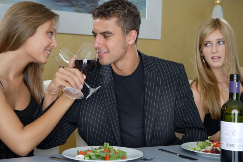 13 Semne subtile că soțul tău se distanțează emoțional – Cum recunoști și ce poți face