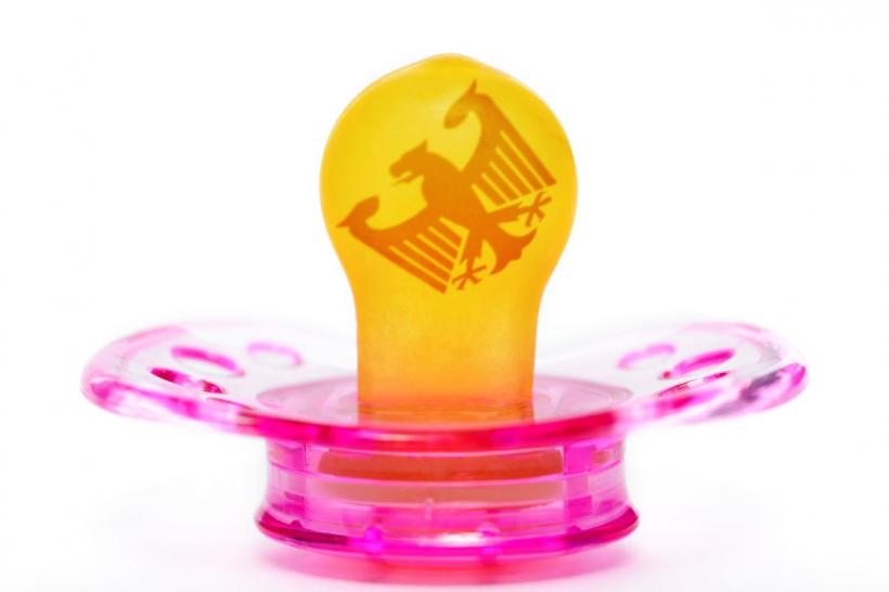 De la copilărie, la maturiate. Suzeta adulților, metoda care cucerește adulții din China și SUA