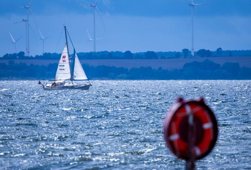 Modificări istorice în competițiile de veliere: femei în echipaj și alimentare cu baterii