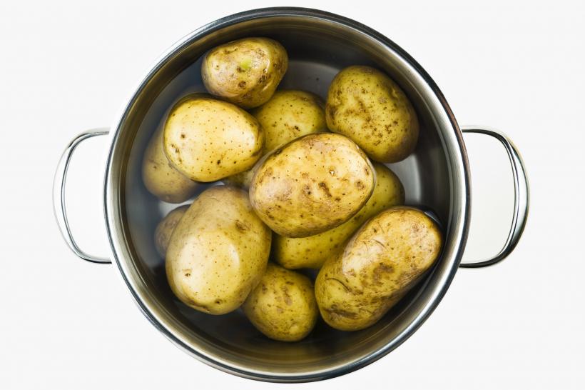 Cum să prepari salată de cartofi cu ouă fierte și ceapă murată