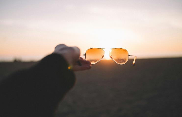 De la Aviator la Wayfarer: Istoria celor mai populare modele de ochelari de soare