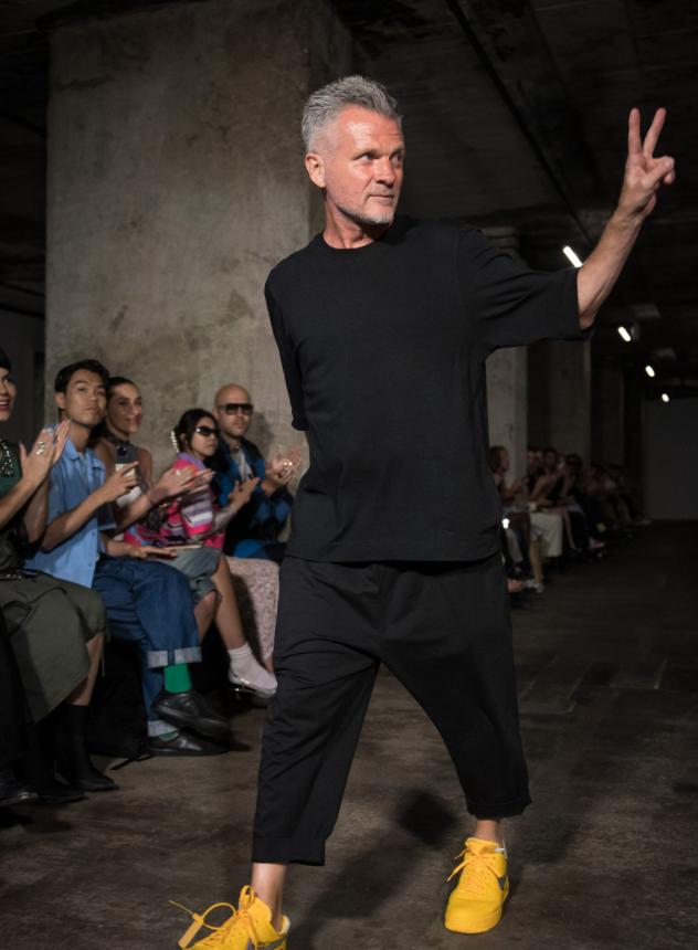 Cine este Viktor Anisimov, designerul ucrainean care l-a reinventat pe Zelenski la întâlnirea cu Trump 18968144