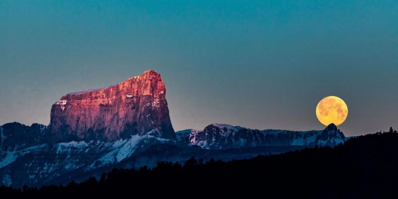 Lună Nouă în Fecioară, 23 august 2025: Reset cosmic și schimbări majore pentru patru zodii