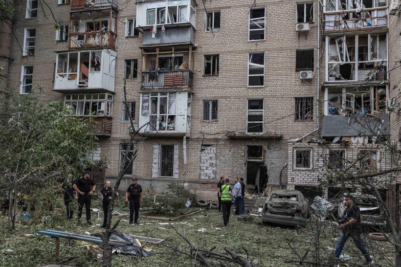 Mai multe persoane rănite, după ce o dronă rusă a lovit un bloc de locuințe în nord-estul Ucrainei