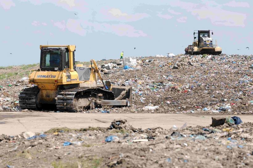 În timp ce spațiile verzi dispar rapid, Capitala se îneacă în gunoaie