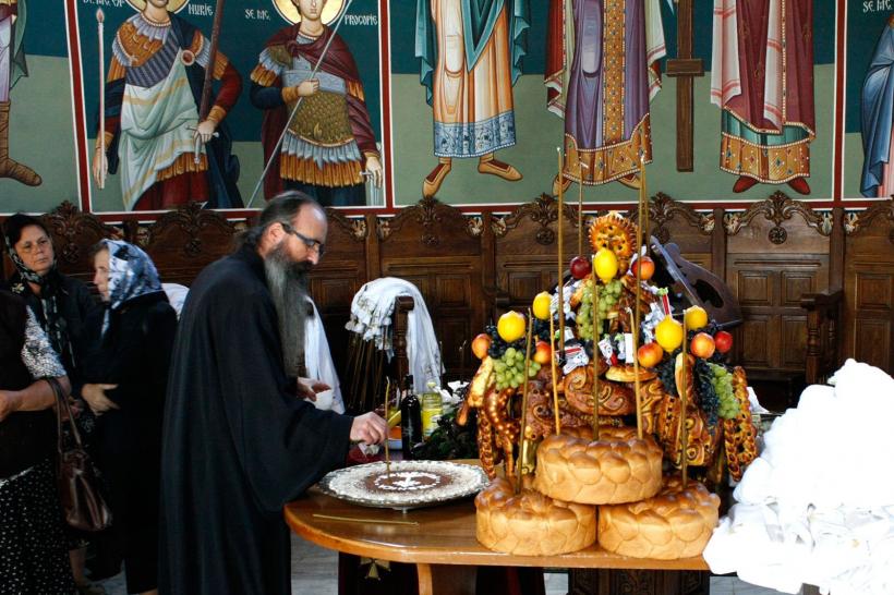 Ce înțelesuri a avut inițial cuvântul „parastas” 18968061