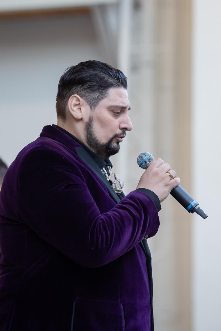 „Vivo per lei” –  concert triumfal cu tenorul Ştefan von Korch, invitaţii şi Filarmonica Piteşti la Teatrul de Vară Gheorghe Zamfir 18967979