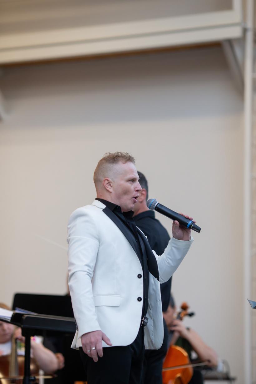 „Vivo per lei” –  concert triumfal cu tenorul Ştefan von Korch, invitaţii şi Filarmonica Piteşti la Teatrul de Vară Gheorghe Zamfir 18967982