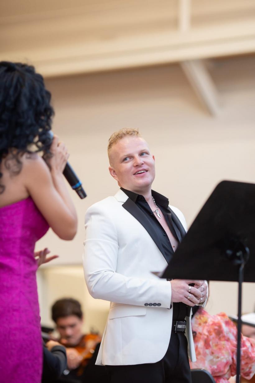 „Vivo per lei” –  concert triumfal cu tenorul Ştefan von Korch, invitaţii şi Filarmonica Piteşti la Teatrul de Vară Gheorghe Zamfir 18967984