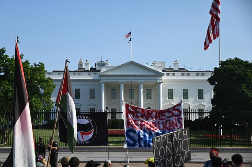 Autoritățile americane acuzate că folosesc inteligența artificială pentru a supraveghea protestatari