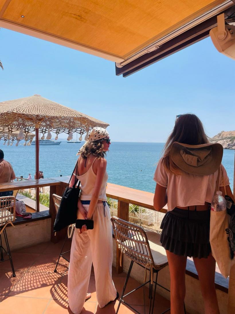 Maria Țăpușă, vacanță între prietene, joburi și apusuri grecești: „Mi-am dat seama cât de adaptabilă pot fi” 18968518