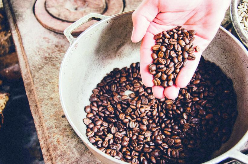 Românii și cafeaua: „Consumăm alandala, orice băutură, neagră, amară” 18968416