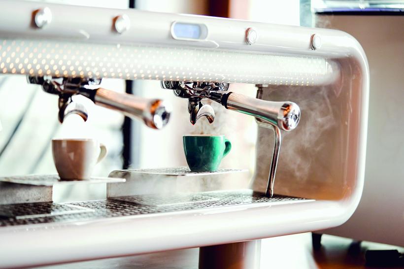 Românii și cafeaua: „Consumăm alandala, orice băutură, neagră, amară” 18968417