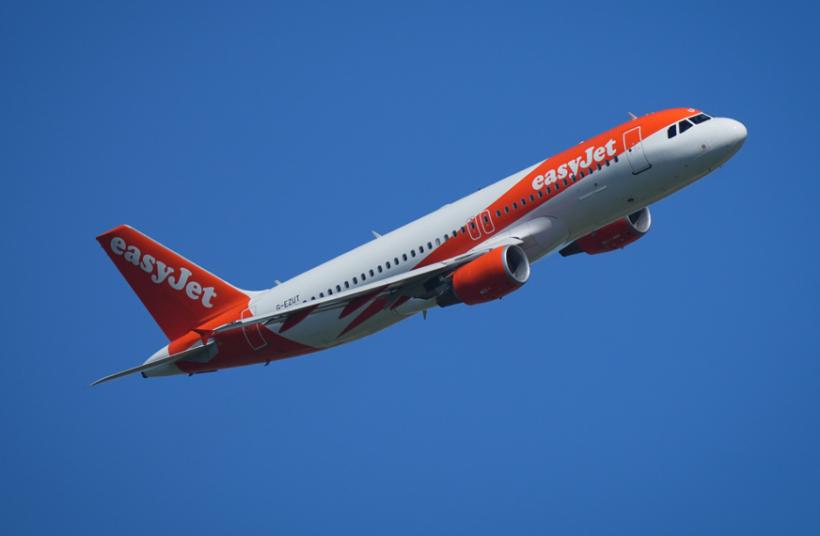 Incident aviatic: Aterizare de urgență din cauza unui pasager cu halucinații care a vrut să intre în cabina piloților