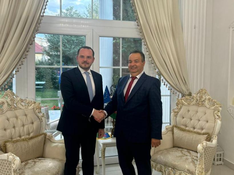 Ministrul Sănătății, cină cu Regele romilor, Dorin Cioabă, la palatul din Sibiu 18968651