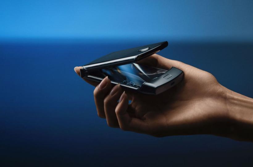 Motorola se reinventează. Telefon de lux decorat cu cristale Swarovski