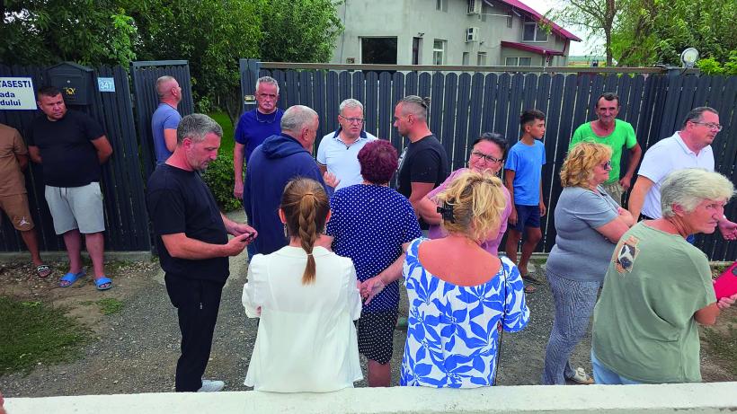 CNAIR e pericol public! Satul „zidit” de noul drum Târgoviște-Sinaia. Drumarii au ridicat parapete în fața curților 18968694