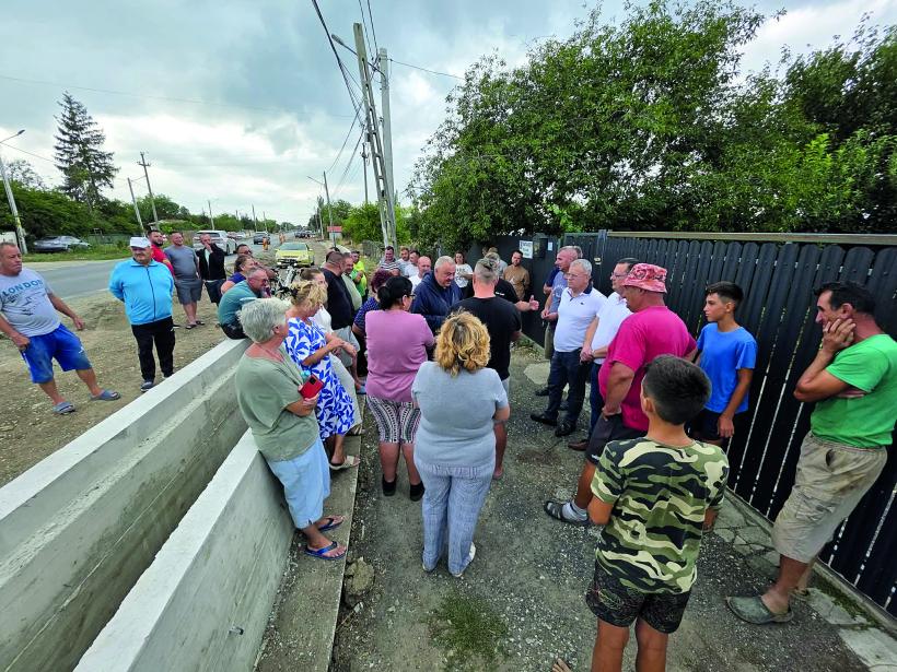 CNAIR e pericol public! Satul „zidit” de noul drum Târgoviște-Sinaia. Drumarii au ridicat parapete în fața curților 18968696