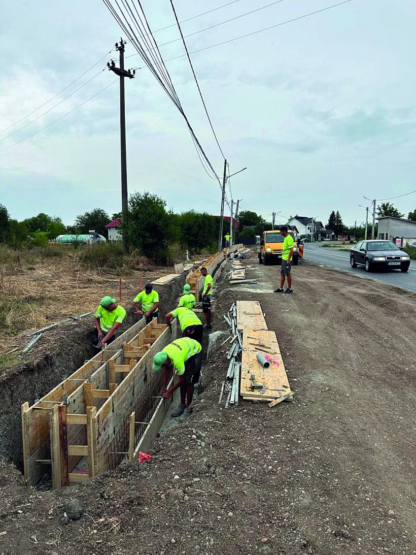 CNAIR e pericol public! Satul „zidit” de noul drum Târgoviște-Sinaia. Drumarii au ridicat parapete în fața curților 18968697
