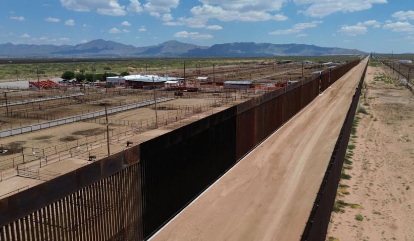 Donald Trump ordonă vopsirea zidului de la granița cu Mexicul în negru, pentru a deveni prea fierbinte pentru imigranți