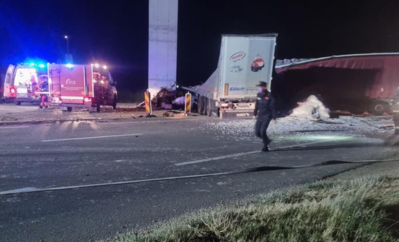 Accident cumplit în Vrancea, între două camioane. Traficul este blocat total. Un om a murit