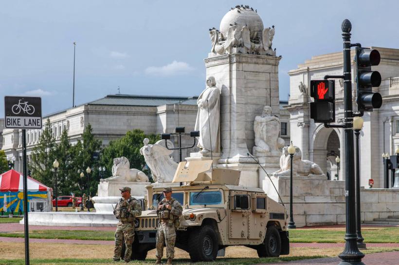 Trump își ocupă militar propria țară 18968815