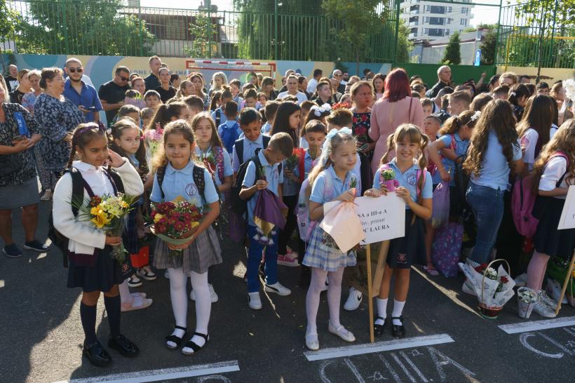 ANPC, mesaj pentru părinții: Evitați să cumpărați uniformele școlare din fibre sintetice și rechizitele fără etichete