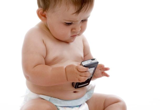 Dreptul copiilor la propria imagine. Ce riscă părinții dacă postează fotografii fără consimțământ pe reețelele sociale