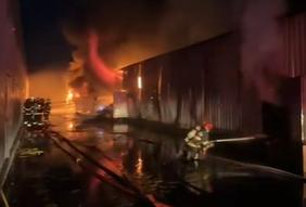 Incendiu puternic la Dragonul Roșu, în București. Update: Structura clădirii s-a prăbușit parțial. Toată hala este în flăcări 18969050