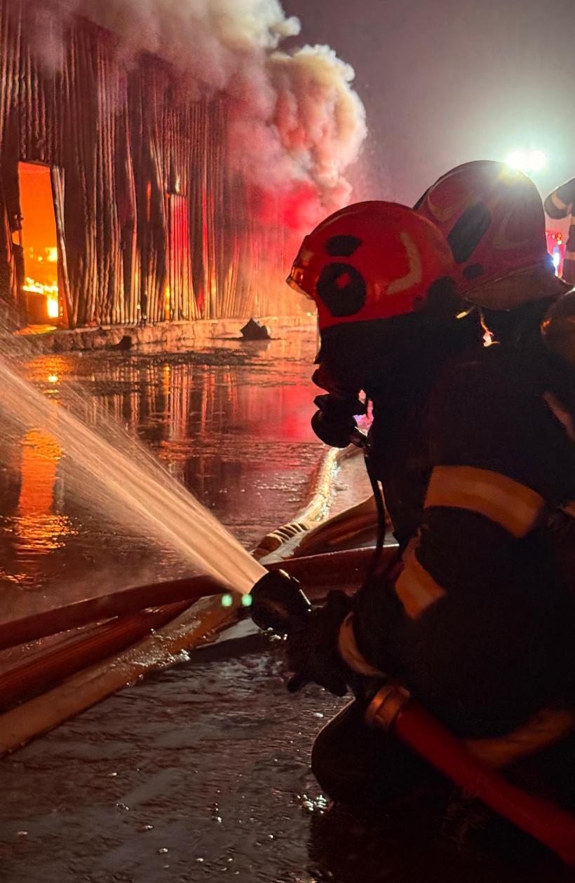 Incendiu puternic la Dragonul Roșu, în București. Update: Structura clădirii s-a prăbușit parțial. Toată hala este în flăcări 18969062