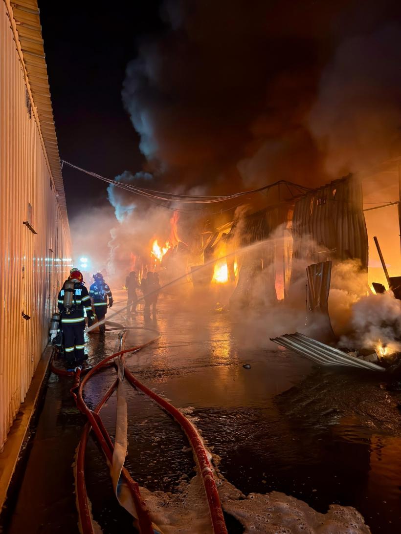 Incendiu puternic la Dragonul Roșu, în București. Update: Structura clădirii s-a prăbușit parțial. Toată hala este în flăcări